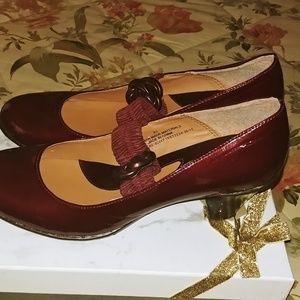 MERONA PATENT LEATHER RED PUMPS